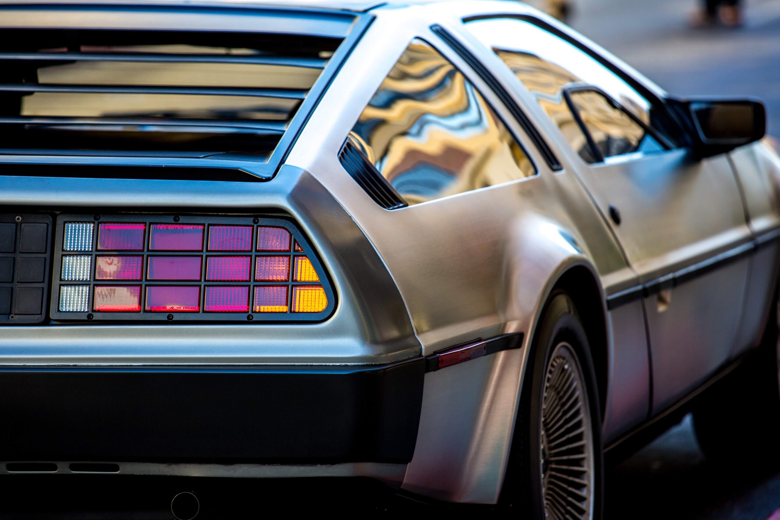 uno scatto della fiancata destra della DeLorean, il mezzo su cui il protagonista di Ritorno al Futuro Marty McFly viaggiava nel tempo
